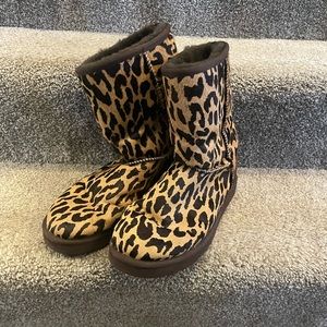 UGG Women’s leopard print boots sz 10